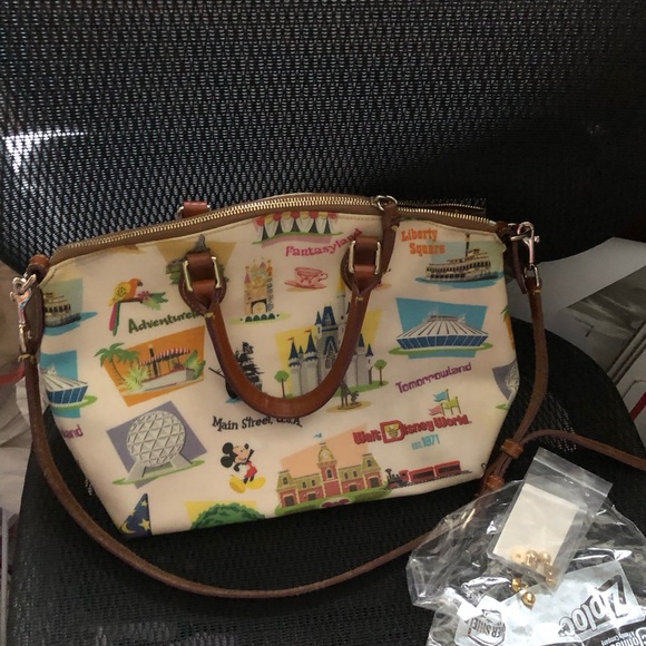 🎠Rare! Dooney & Bourke Disneyworld Purse-663 $120 or $100 w/offer - Picture 1 of 7